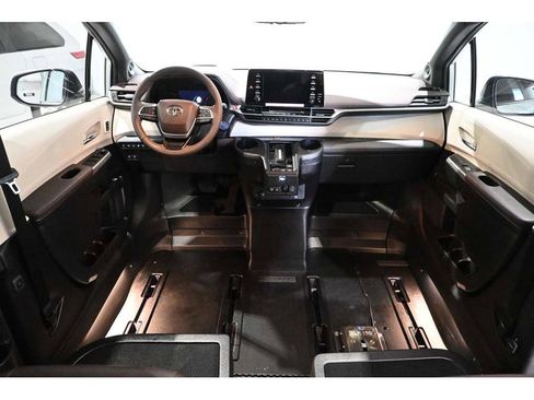Used 2024 Toyota Sienna Platinum FWD image 21