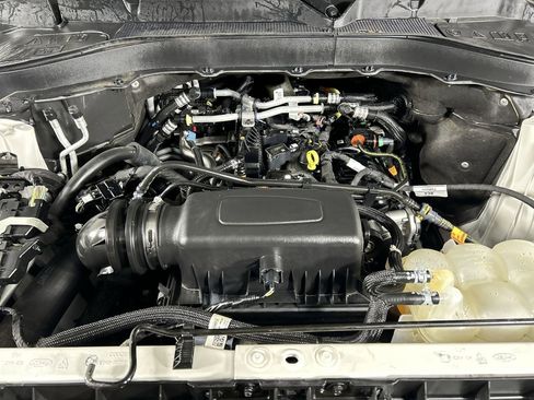 Used 2022 Ford Explorer XLT w/ Equipment Group 202A image 11
