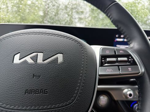 Used 2024 Kia Telluride LX FWD image 11