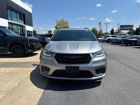 Used 2021 Chrysler Pacifica Limited w/ Uconnect Theater Family Group FWD image 8