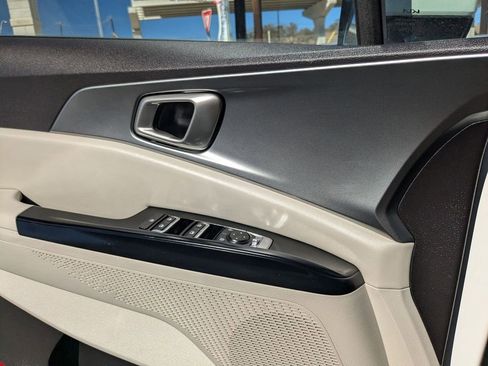 Used 2024 Kia Carnival LX image 15