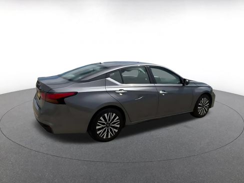 Used 2025 Nissan Altima 2.5 SV FWD image 14