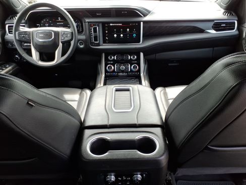 Used 2024 GMC Yukon XL Denali AWD/4WD image 9