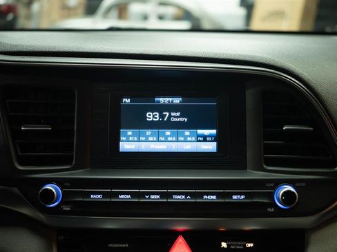 Used 2020 Hyundai Elantra SE FWD image 18