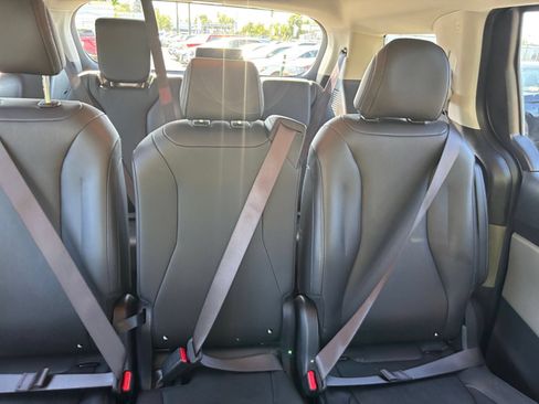 Used 2026 Kia Carnival FWD image 35
