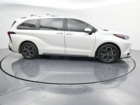 Used 2025 Toyota Sienna Platinum AWD/4WD image 9