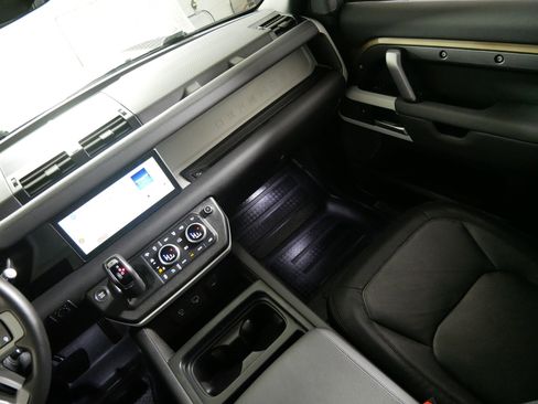 Used 2024 Land Rover Defender 110 X-Dynamic SE image 11