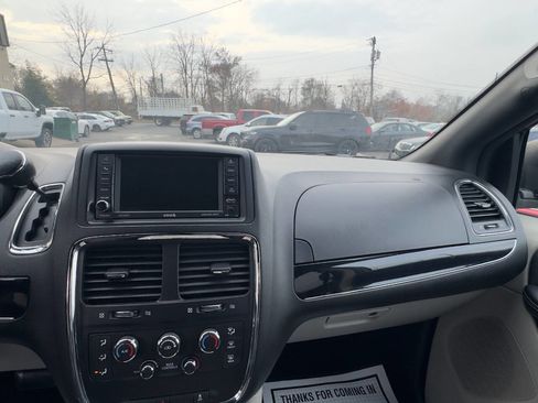 Used 2018 Dodge Grand Caravan SXT image 19