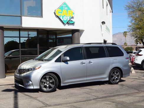 Used 2017 Toyota Sienna SE Premium image 4
