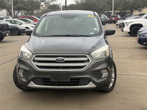 Used 2017 Ford Escape SE image 2