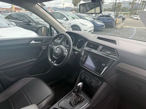 Used 2021 Volkswagen Tiguan SE FWD image 30
