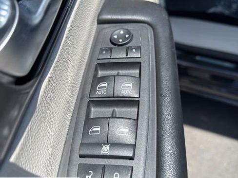 Used 2022 Chrysler Pacifica Touring-L image 21