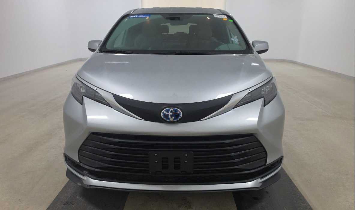 Used 2025 Toyota Sienna LE FWD image 2