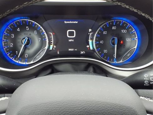 Used 2023 Chrysler Pacifica Touring-L image 19