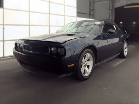 Used 2014 Dodge Challenger SXT RWD image 1