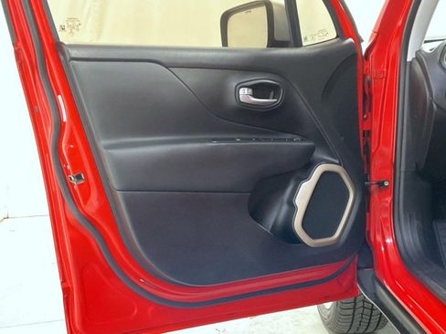 Used 2016 Jeep Renegade Limited image 9