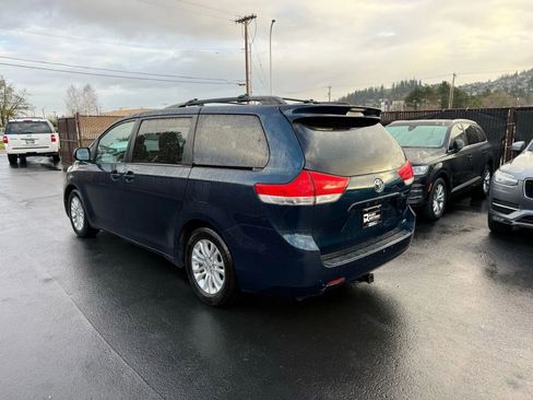 Used 2012 Toyota Sienna XLE image 6