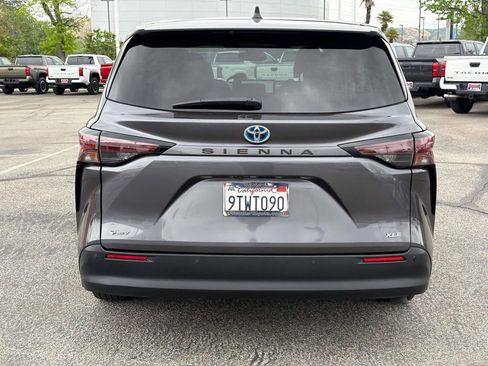 Used 2025 Toyota Sienna XLE image 4
