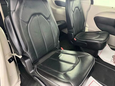 Used 2019 Chrysler Pacifica Limited FWD image 41