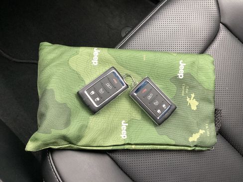 Used 2024 Jeep Grand Cherokee Limited w/ Luxury Tech Group II image 24