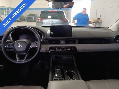 Used 2023 Honda Pilot Touring image 5