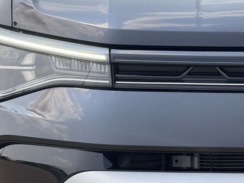 Used 2025 Volkswagen Taos SE FWD image 4