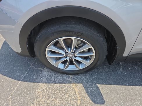 Used 2017 Hyundai Santa Fe SE FWD image 9