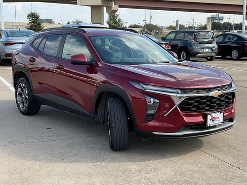 Used 2025 Chevrolet Trax LT image 4