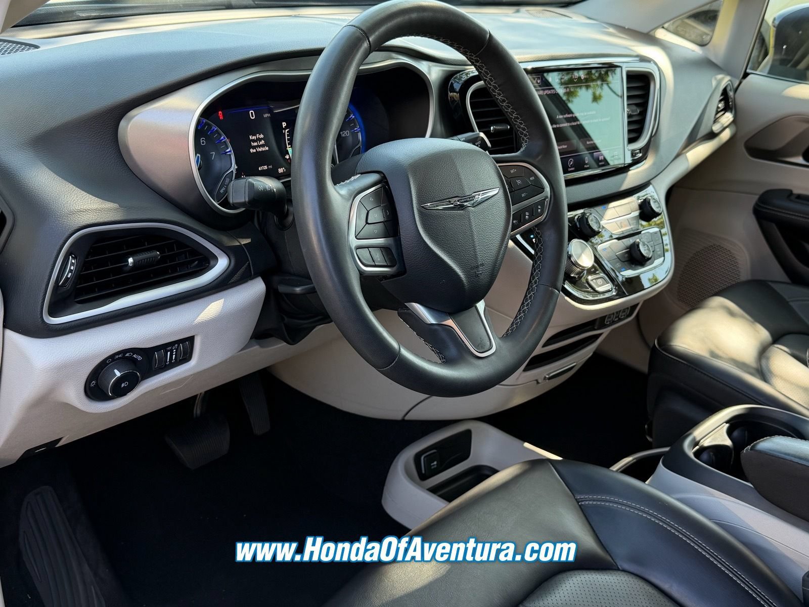 Used 2023 Chrysler Pacifica Touring-L FWD image 24