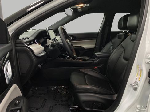 Used 2025 Jeep Compass Limited image 28