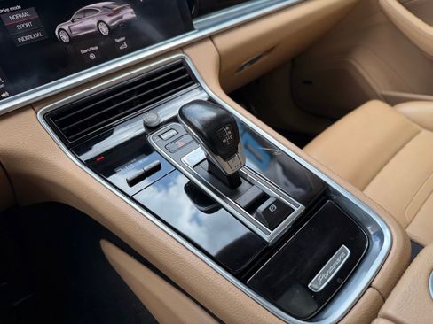 Used 2018 Porsche Panamera image 54