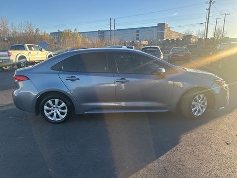Used 2025 Toyota Corolla LE image 2