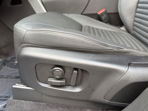 Used 2025 Land Rover Discovery S AWD/4WD image 14