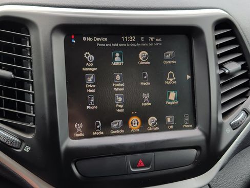 Used 2018 Jeep Cherokee Latitude Plus w/ Cold Weather Group AWD/4WD image 19