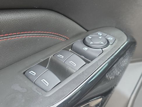 Used 2025 Chevrolet Trax RS w/ Sunroof Package FWD image 28