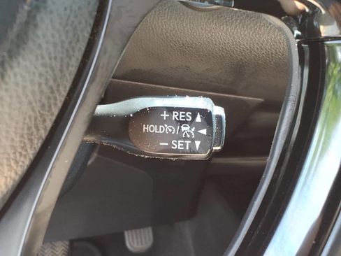 Used 2018 Toyota C-HR XLE FWD image 25