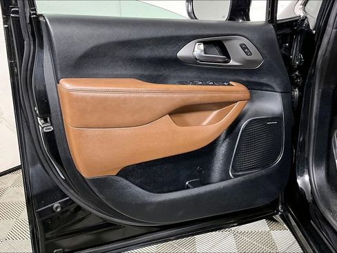 Used 2020 Chrysler Pacifica Limited w/ Tire & Wheel Group image 23