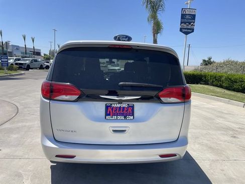 Used 2022 Chrysler Voyager LX FWD image 7