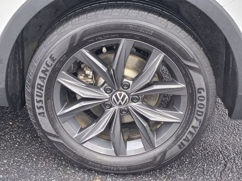 Used 2024 Volkswagen Tiguan SE image 9