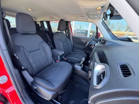Used 2019 Jeep Renegade Latitude w/ Cold Weather Group image 11
