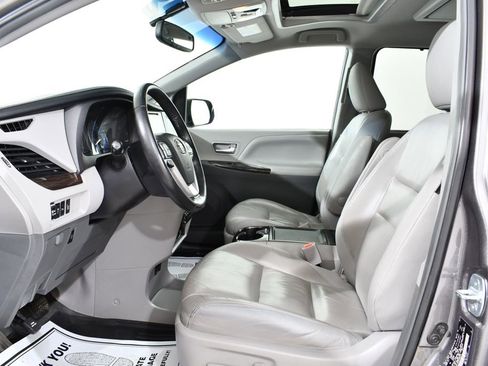 Used 2017 Toyota Sienna XLE Premium image 6