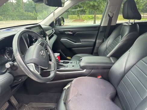 Used 2022 Toyota Highlander XLE FWD image 4