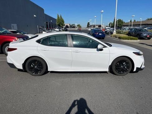 Used 2025 Toyota Camry SE FWD image 4