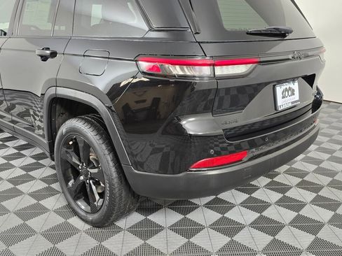 Used 2023 Jeep Grand Cherokee Limited w/ Black Appearance Package image 13