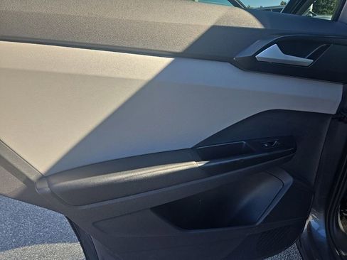 Used 2023 Volkswagen Taos SE w/ Panoramic Sunroof Package image 29