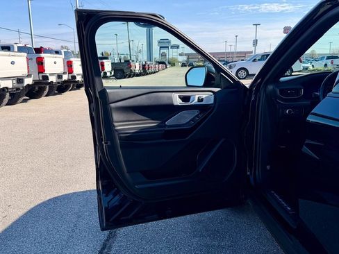 Used 2021 Ford Explorer Platinum w/ Equipment Group 601A AWD/4WD image 12