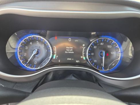 Used 2025 Chrysler Pacifica Select AWD/4WD image 23