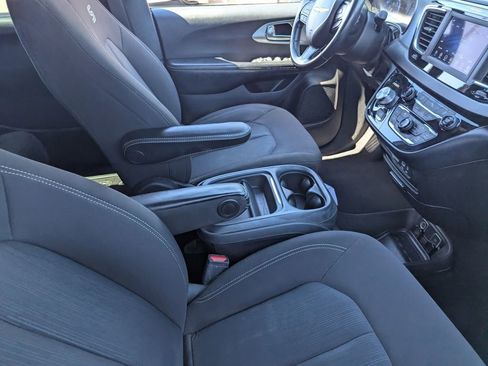Used 2020 Chrysler Pacifica Touring w/ S Appearance Package FWD image 11