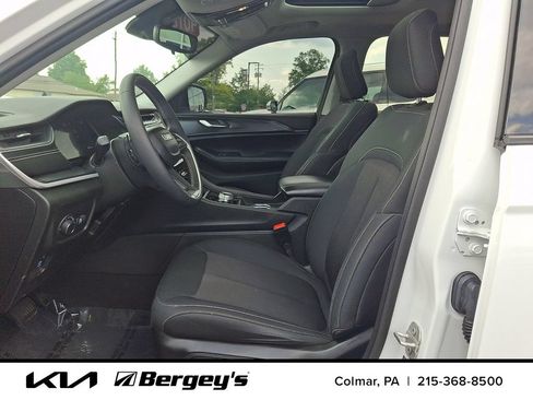 Used 2023 Jeep Grand Cherokee L Laredo AWD/4WD image 17