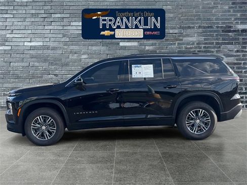 Used 2025 Chevrolet Traverse LT image 2